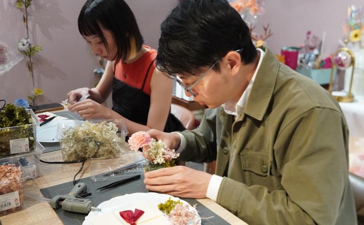 圖2.高市青年局長林楷軒(右)在花藝師的指導下，手作母親節花禮要向媽媽表達謝意。.JPG