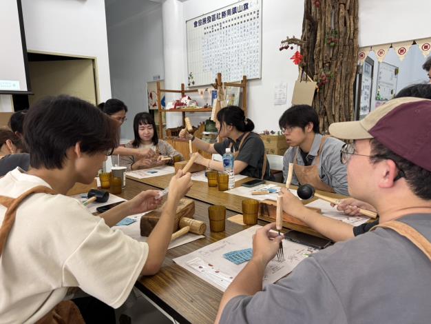 圖說2：參與學員利用荔枝木製作獨一無二的荔枝木餐具，體驗南勝社區的特色工藝。