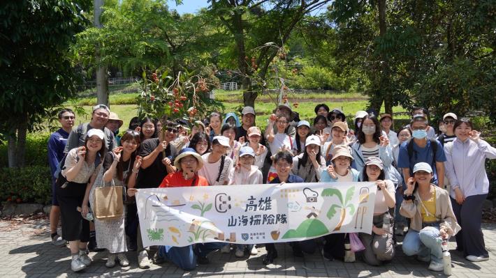 圖說6：高市青年局山海探險隊昨（17）日造訪旗山南勝社區，局長林楷軒（第一排左三）與學員在社區執行秘書陳春月（第一排左一）的帶領下，認識荔枝產業的循環經濟與地方創生的迷人魅力。