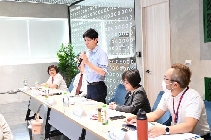 高市青年局今（22）日在「K-TV高雄新媒體人才培育中心」舉辦「實習主管聯繫會議」，青年局長林楷軒（致詞者）和與會企業與學校互動交流人才培育經驗，並針對「大港年實習計畫」政策提出看法及建議。