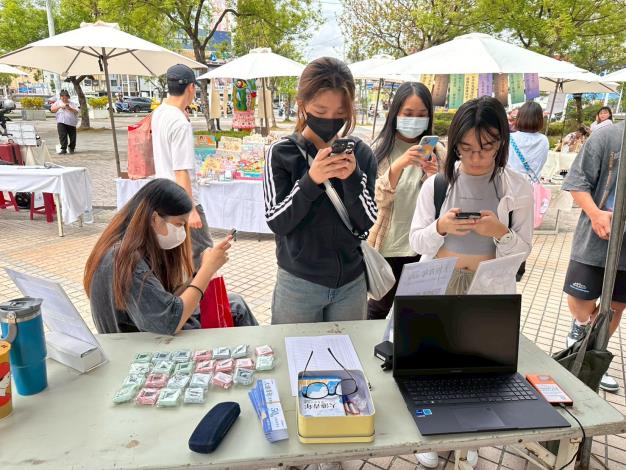 高市青年局推動的「大港青年實習媒合計畫」，透過在市集活動中設攤宣導，成功吸引眾多青年學子註冊平台並投遞履歷。
