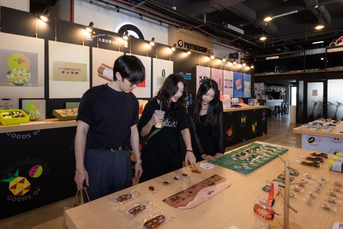 開展首日現場湧入眾多參觀人潮，有民眾表示，透過極富高雄意象的包裝除能感受到設計師的巧思，也能更加認識在地店家的特色。