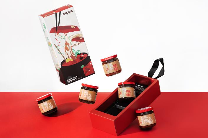 「醬享果樂」禮盒以「志斌食品」品牌標準色結合高雄意象與品牌故事插畫，獲得經營團隊高度讚賞。