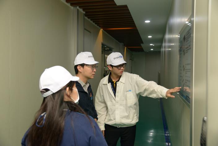 高市青年局長林楷軒（中）參觀強茂公司高端產線，並由實習轉正職的25歲工程師陳威廷（右）向局長解說產線流程。.JPG