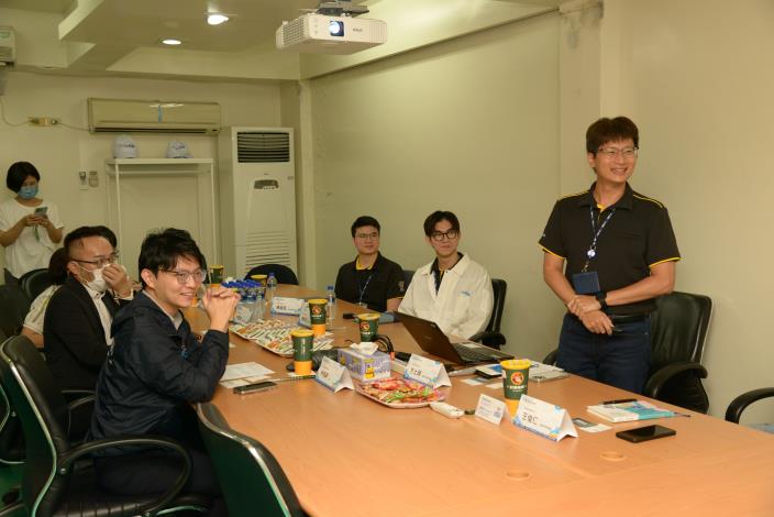 高市青年局長林楷軒（左二）拜訪強茂股份有限公司，在人資長方士碩(右一)的接待下，針對青年人才培育進行意見交流。.JPG