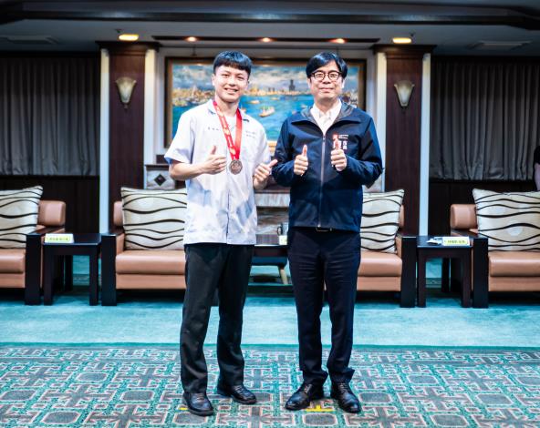 就讀高苑工商的卓冠和同學（左）投身志工服務表現優異，榮獲「傑出志工獎」。