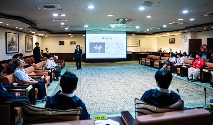 榮獲傑出志工獎的簡劭庭同學（站立簡報者）分享參與志願服務的過程。