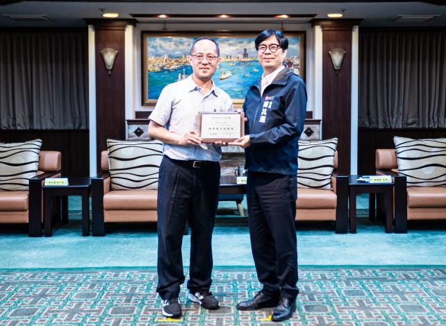 高雄市立志中學在全國中等學校脫穎而出，榮獲第25屆台新青少年志工菁英獎「服務教育楷模獎」，由學務處主任張志鴻（左）代表領獎。