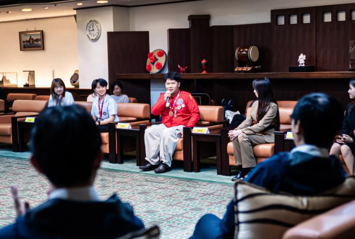 立志中學邱宥學（紅衣者）自小即加入童軍團，參加過程中學習到豐富的服務經驗。