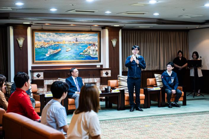 高雄市長陳其邁勉勵獲獎學生，志工服務為他人付出時間與心力，並以實際行動回饋社會，把小愛變成大愛。