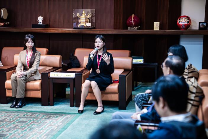 第25屆台新青少年志工菁英獎「奉獻獎」得主、現仍就讀高雄美國學校的蔡咏耘同學（中），講述為乳癌患者募款的心得。