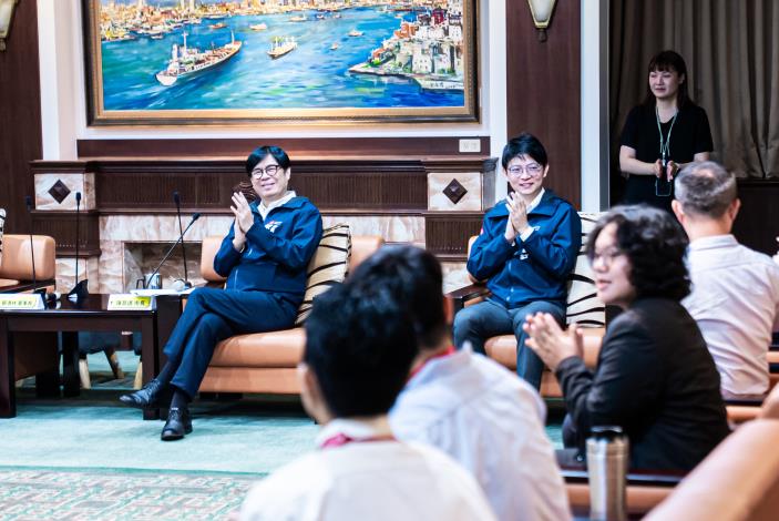 陳市長接見台新青少年志工菁英獎獲獎同學與學校。