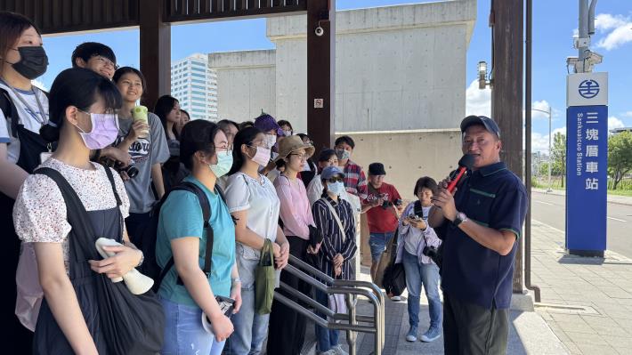 圖2：高雄文化傳承大使劉永俊（右）向青年學員解說三塊厝街區的歷史，讓學員瞭解地方文化與城市發展的脈絡。