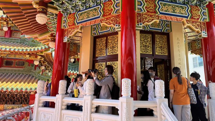 圖1：高市青年局「山海探險隊」帶領青年走訪三塊厝，體驗三鳳宮的歷史底蘊與人文魅力。