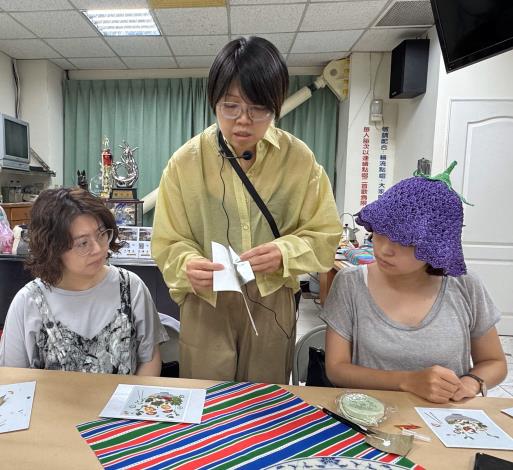 圖5：青年學員在「溫度首作」創辦人李佳蓉(中)的指導下，以植物拓印技法親手製作押花，創作出極具特色的作品。