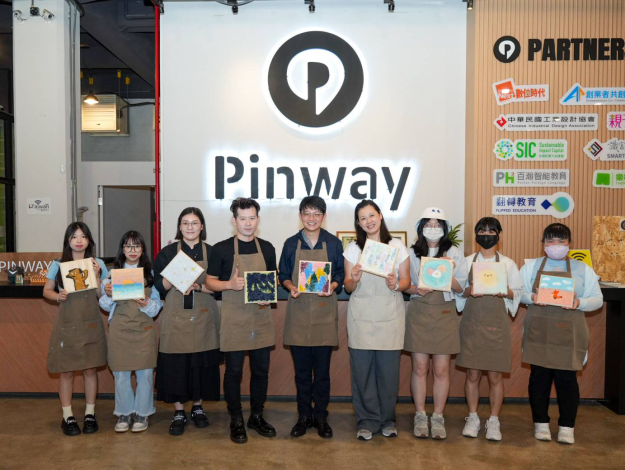 高雄市青年局長林楷軒（中）與以再生顏料創作繪畫，將永續議題及個人詮釋付諸畫作。