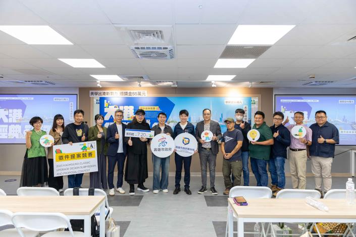 高市青年局長林楷軒（中）親臨「大港經典升級提案競賽」說明會，期盼透過競賽機制，讓青年設計人才有機會與地方品牌交流、參與商業命題。