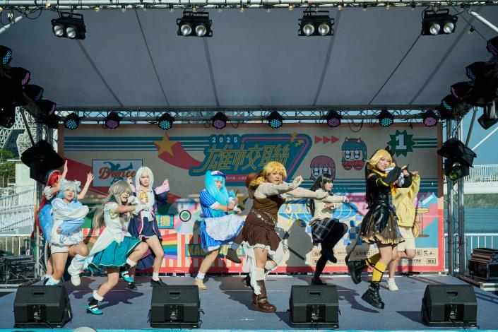 中華藝校同學Cosplay裝扮登場，華麗造型讓觀眾看的目不轉睛。