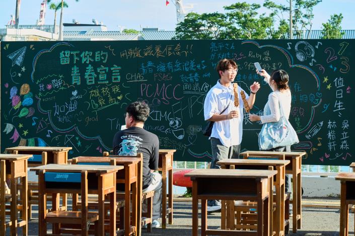 參加活動的同學在黑板上寫下青春宣言，充滿逗趣與活力的詞句，讓會場變成一場教室派對。