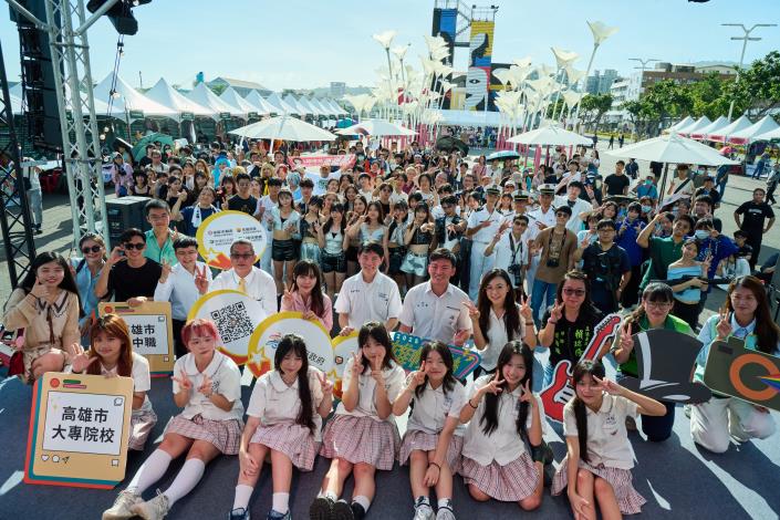 青年局長林楷軒、教育局長吳立森、立法委員黃捷與議員白喬茵，一同出席雄校聯社團成果發表會，並與現場青年學子熱情互動，展現青春活力。