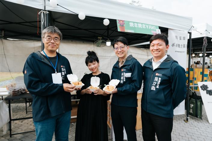 高雄市副市長李懷仁(左一)、青年局局長林楷軒(右二)、教育局局長吳立森(右一)出席今年4月3日至6日在高雄衛武營國家藝術文化中心的2025高雄兒童藝術節，並於「快樂充電及能量補給市集」與特色攤車業者合影。