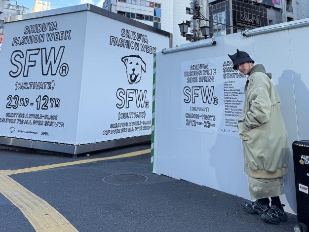 「2025 KFA高雄時尚大賞」祭出總獎金135萬，創下歷年新高。圖為上屆金賞品牌「FUSIO FUSIO」設計師洪福伸，前往日本參訪東京時裝週。（FUSIO FUSIO提供）