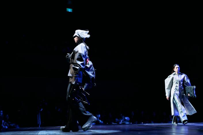 呼應全球「永續時尚」趨勢，今年賽事持續規劃「永續時尚獎」，圖為上屆高雄時尚大賞決賽入圍品牌，運用日月光環保再製布料製成小型包款登台展示。