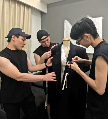 高雄時尚大賞自創辦以來，已成功培育多組設計師成立品牌工作室，圖為獲獎設計師Mag（李亨）（右）、蔡嘉桐（Mush）（左）與陳彥嘉（Peter）（中）共同創立新銳品牌「INMORIES」，並成功登上「臺北時裝週AW25」時尚品牌秀。