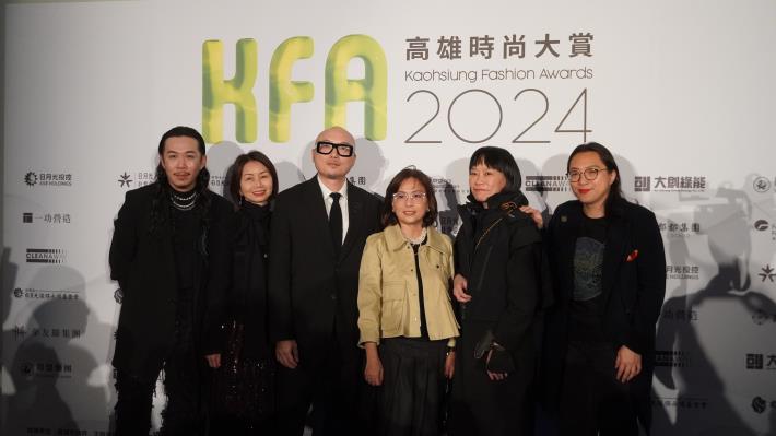 上屆高雄時尚大賞評審由台灣服飾設計師協會理事長竇騰璜(左3)、時尚鬼才周裕穎(左1)、時尚女王汪俐伶(右1)、潮流品牌主理人洪琪(右2)，以及市場與國際行銷代表的紡拓會處長江夏碧(右3)與日月光副總阮筠晴(左2)，6人共組重量級評審陣容。.JPG