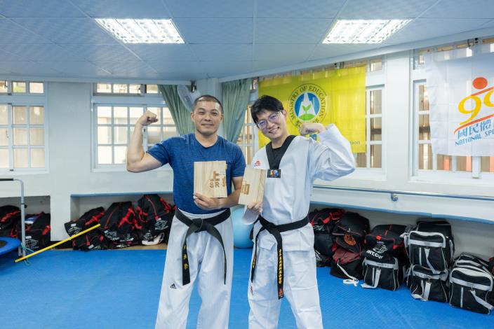 圖1. 高市青年局長林楷軒（右）日前參訪青創業者「上如多元體適能運動館」，並與創辦人林詠惇教練（左）交流創業的甘苦歷程。