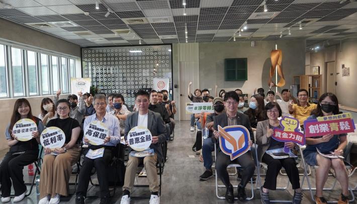 圖3.高市青年局長林楷軒（右三）昨(26)日出席在K-TV高雄新媒體人才培育中心舉辦的「中小微企業多元振興發展計畫說明會」，並與主講者台灣中小企業聯合輔導基金會資深經理劉建哲（左三）及前來參加的青創業者合照留影。