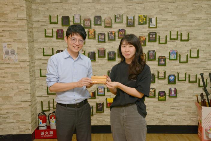 青年局長林楷軒（左）拜訪青創業者「夢罟工作室」，並與創辦人謝庭惠（右）交流小型創意企業在青年人才培育上的挑戰與需求。.JPG