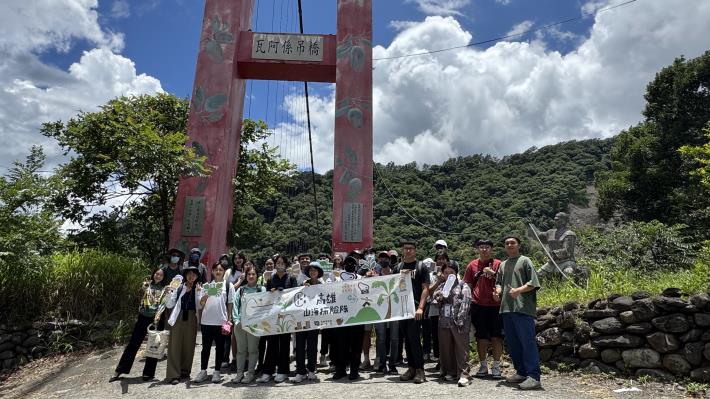 圖說四：「瓦阿係吊橋」是復興部落對外交通樞紐，學員齊聚橋邊合影，為活動留下難忘回憶。