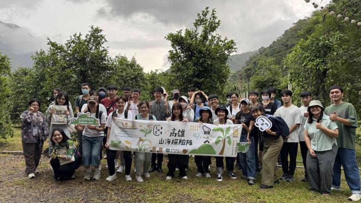 圖說六：高市青年局「山海探險隊」活動帶領學員走訪桃源區復興部落，局長林楷軒(二排中)與學員一同參與愛玉生態導覽，體驗部落傳統文化的魅力。