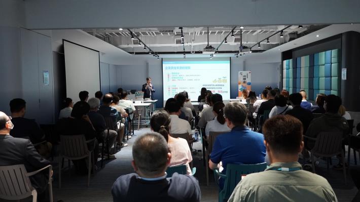 圖說2.高市青年局昨（3）日攜手數位發展部數位產業署舉辦「加強投資AI新創實施方案推動計畫南區說明會」，吸引眾多青創業者及相關產業代表到場參與。