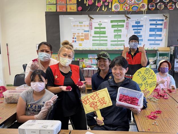 「杉恆壹樹」與杉林南沙魯文化健康站攜手合作，藉由居民力量協助玫瑰加工，展現產業為在地社區創造就業的品牌價值。