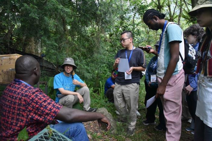 「迎蜂」使用科學方法復育無螫蜂，吸引國內外學者參訪觀摩。