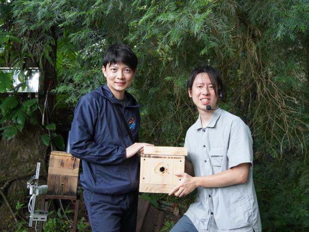 「迎蜂」創辦人李秉衡(右)長期投入那瑪夏復育無螫蜂的領域，並擔任導覽員向大眾介紹無螫蜂的習性與生態。