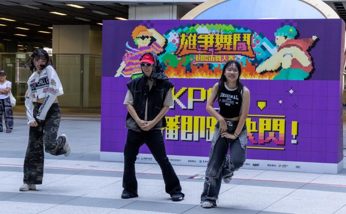 圖五：高市青年局長林楷軒（中）現身會場，特別也練習了一首來跟青年朋友跳舞，現場民眾紛鼓掌歡呼。