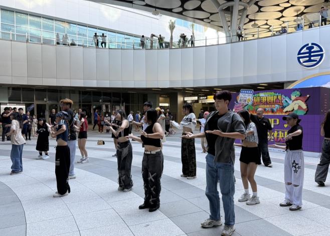 圖三：高市青年局昨（13）日在高雄車站下沉式廣場舉辦「K-POP快閃活動」，該活動為高雄車站落成啟用後，市府第一場與高雄車站合作的活動，現場氛圍讓高雄車站秒變飆舞擂台。