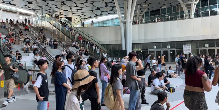圖一：高市青年局昨（13）日在高雄車站下沉式廣場舉辦「K-POP快閃活動」，該活動為高雄車站落成啟用後，市府第一場與高雄車站合作的活動，吸引往來人潮駐足圍觀。