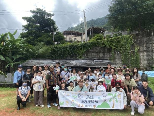 圖說二： 青年局「山海探險隊」昨（16）日走訪茂林區萬山部落，在當地導覽員的解說下，學員對部落的傳統文化與復刻岩雕圖騰有了更深刻的瞭解。