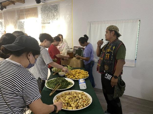 圖說三：  萬山部落特別準備石板烤肉、竹筍炒肉絲、龍鬚菜、炸南瓜等在地佳餚，讓「山海探險隊」學員品嘗美味的部落風味餐。