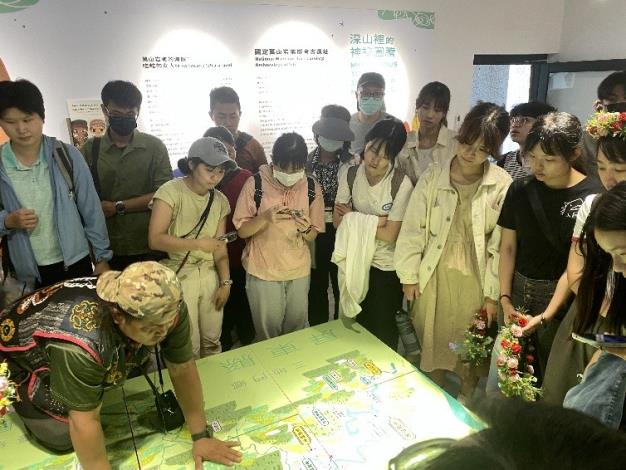 圖說一： 部落導覽員（左下）向「山海探險隊」學員解說萬山部落的歷史，以及部落之間流傳的神話故事。