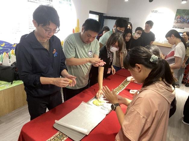 圖說四： 青年局長林楷軒（左一）挽袖與學員共同製作萬山部落傳統油芒餅乾，體驗在地飲食文化。