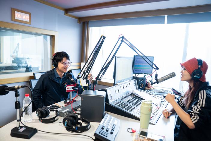 2.青年局長林楷軒（左）接受Hit Fm 90.1高屏廣播電台DJ FIFI（右）專 訪，並於空中獻「聲」向聽眾介紹「高速青春」培育計畫。