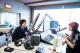 2.青年局長林楷軒（左）接受Hit Fm 90.1高屏廣播電台DJ FIFI（右）專 訪，並於空中獻「聲」向聽眾介紹「高速青春」培育計畫。