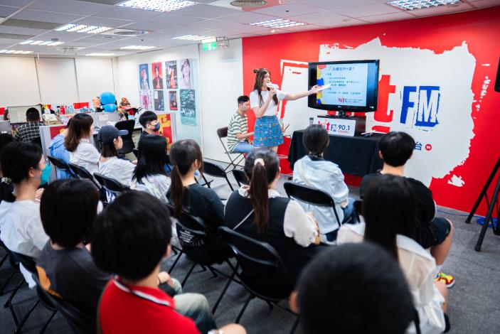 1.DJ童童（站立者）與學員分享成為電台DJ的契機，以及廣播工作中曾經歷的難忘回憶。