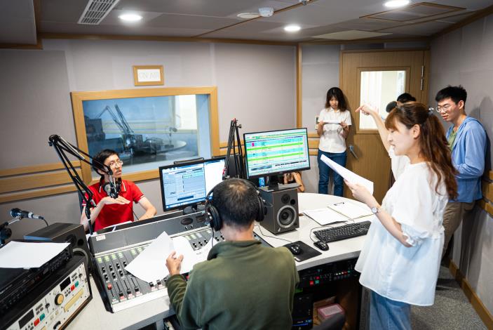 3.參與體驗活動的學員分組練習廣告配音，待熟練台詞後再進行錄製模擬。