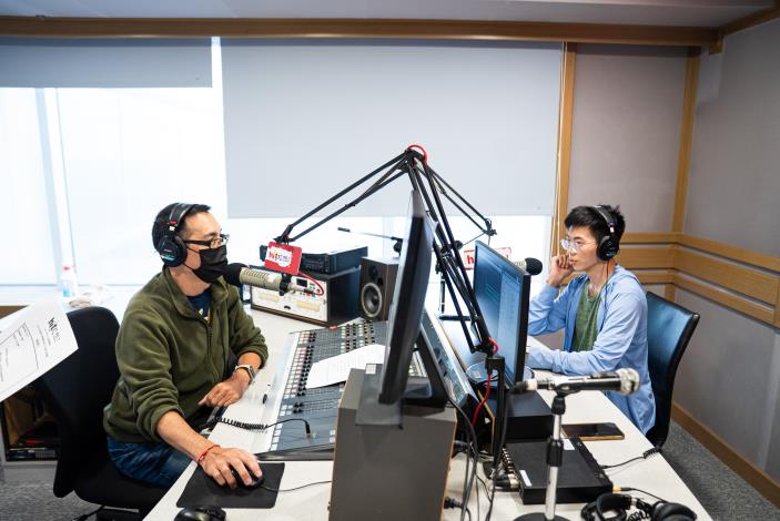 4.在Hit Fm 90.1 高屏廣播電台的專業講師指導下，學員進入錄音室實際體驗錄製。